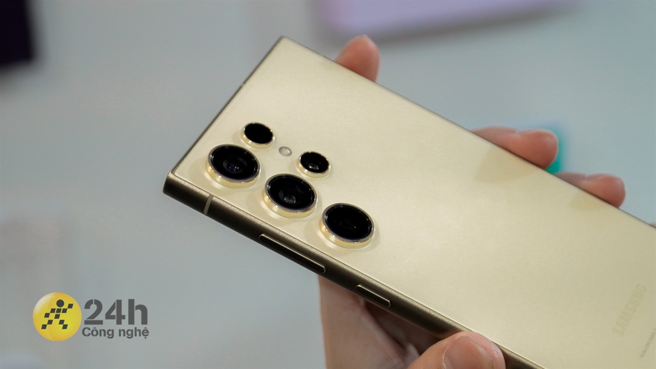 Mặt lưng Galaxy S24 Ultra cũng được làm dạng nhám nên hạn chế tốt tình trạng bám mồ hôi và dấu vân tay.