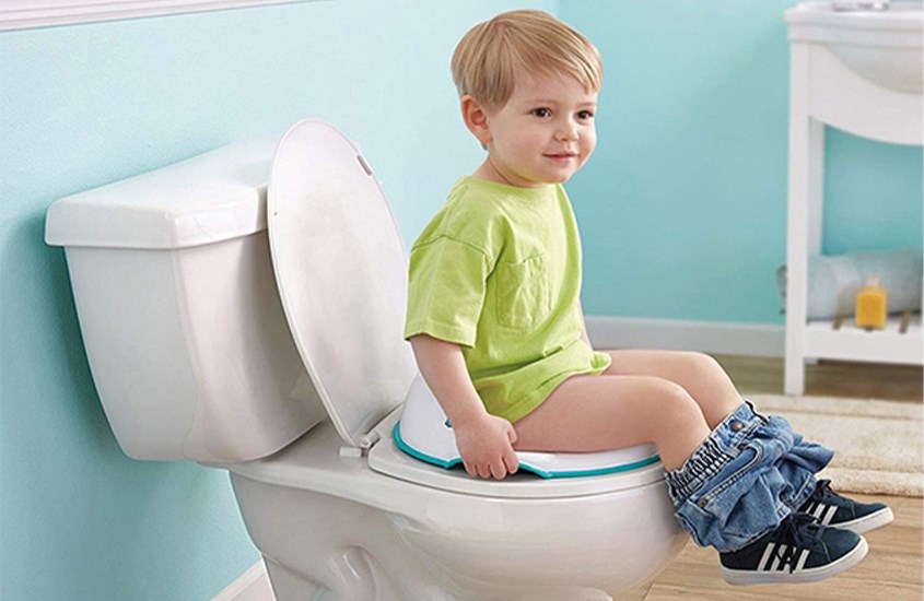 Dùng miếng lót bồn cầu Galena cho bé khi đi vệ sinh