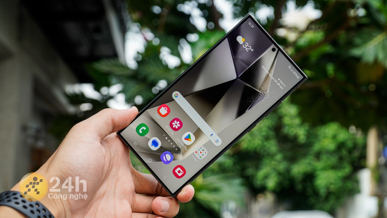 Galaxy S24 Ultra sở hữu màn hình kích thước lớn 6.8 inch cùng phần viền xung quanh với độ mỏng ấn tượng. Galaxy S24 Ultra sở hữu màn hình kích thước lớn 6.8 inch cùng phần viền xung quanh với độ mỏng ấn tượng.