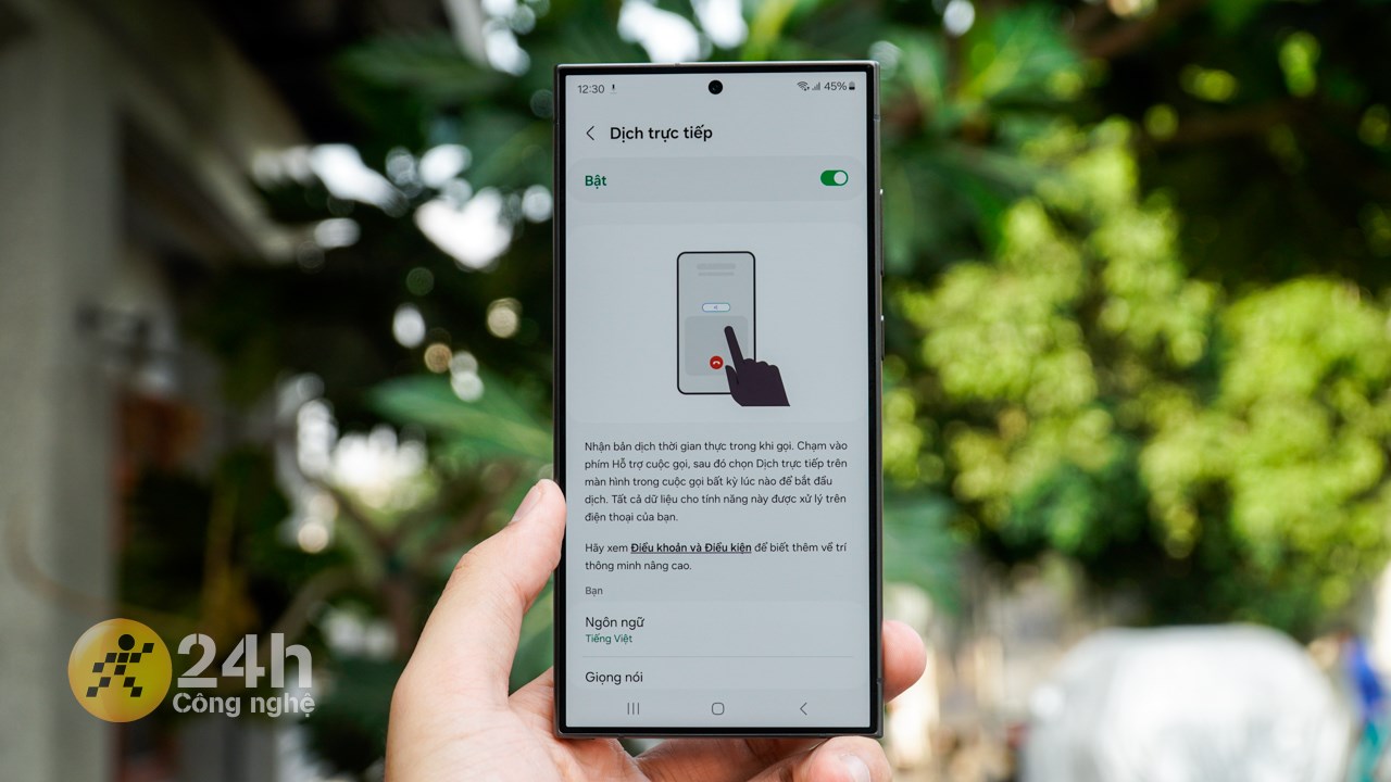 Galaxy AI trên Galaxy S24 Ultra có khả năng dịch trực tiếp khi mình gọi điện với người nước ngoài. Galaxy AI trên Galaxy S24 Ultra có khả năng dịch trực tiếp khi mình gọi điện với người nước ngoài.