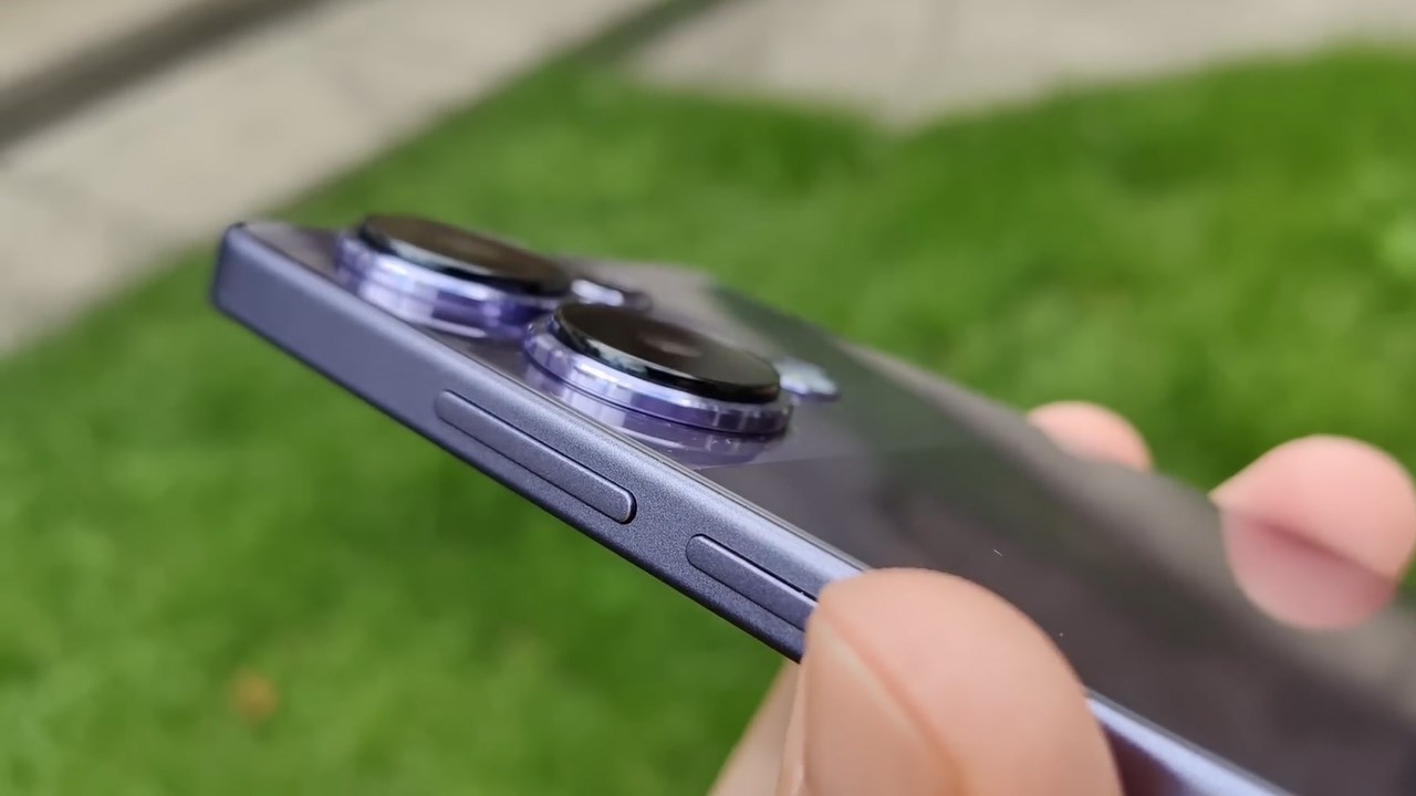 Cạnh phải của POCO M6 Pro. Nguồn: Sean Talks Tech