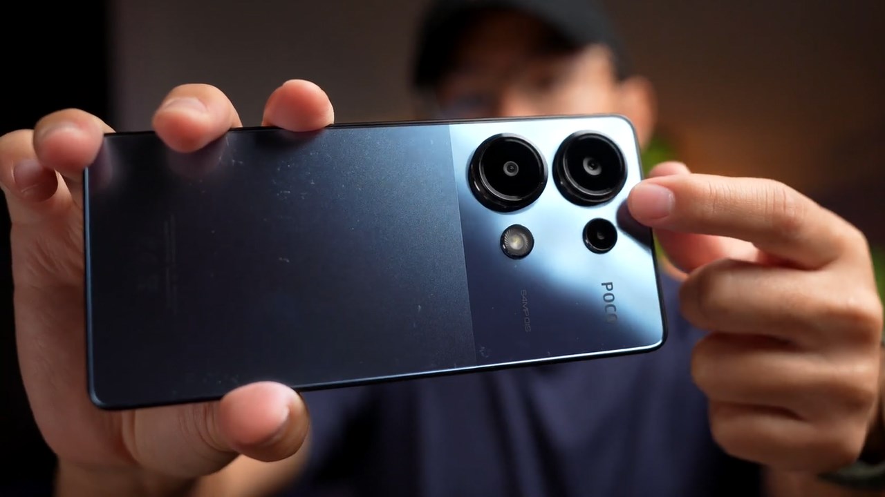 Mặt lưng của POCO M6 Pro được hoàn thiện từ chất liệu kính bóng