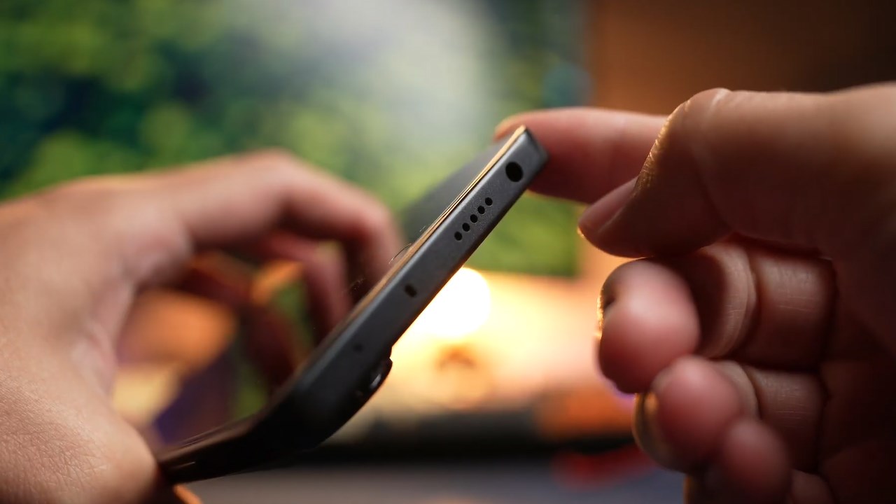 Cạnh trên của POCO M6 Pro.