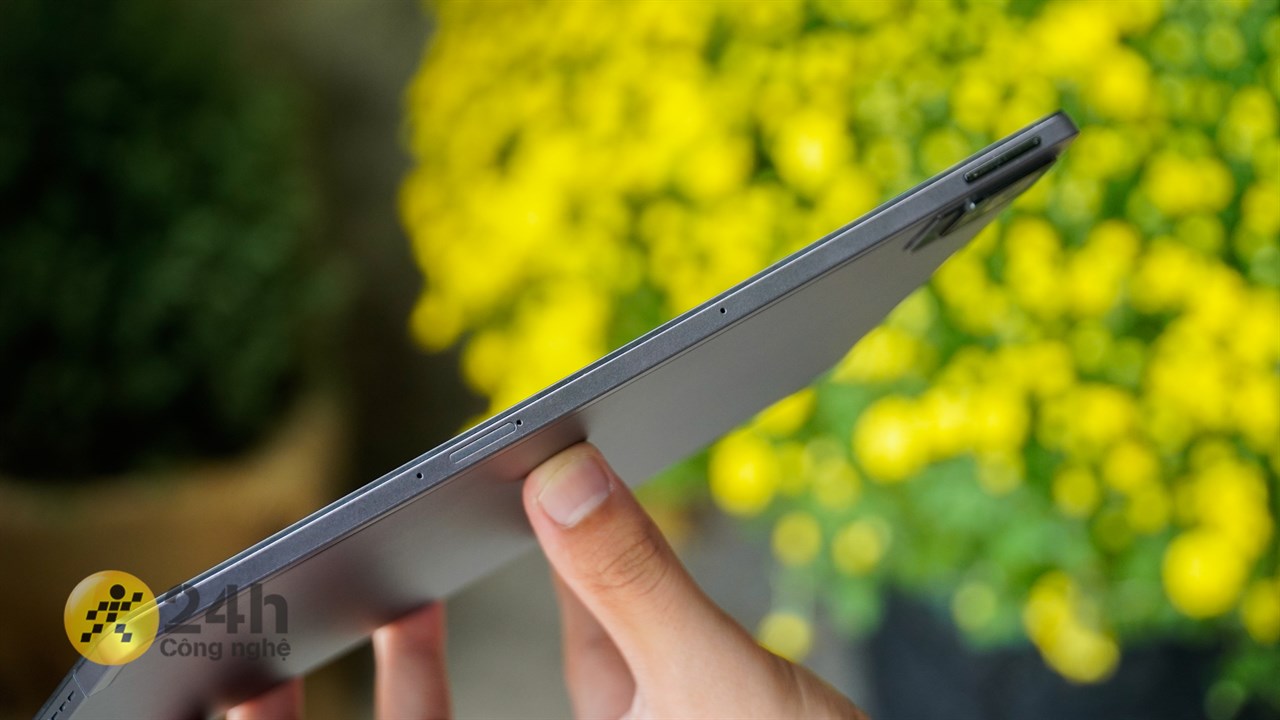 Canh phải của TCL Tab 11 chứa mic, cụm phím tăng giảm âm lượng và khe cắm thẻ nhớ. Canh phải của TCL Tab 11 chứa mic, cụm phím tăng giảm âm lượng và khe cắm thẻ nhớ.