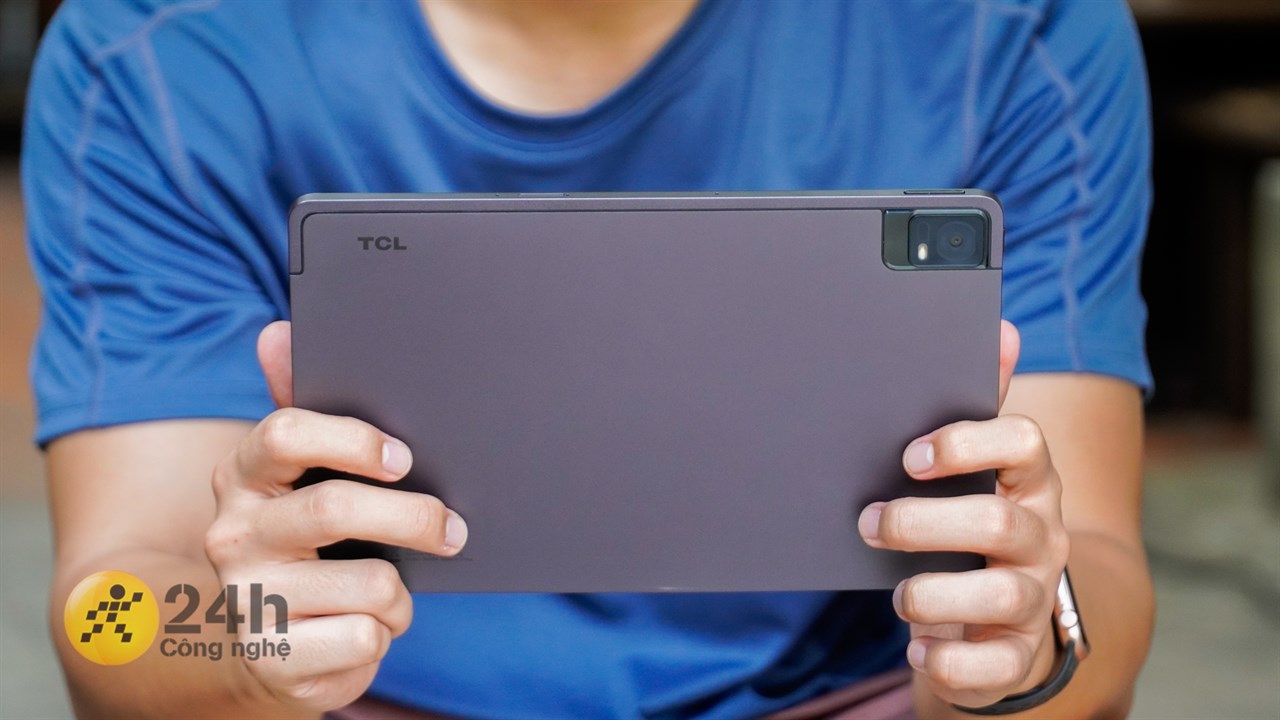 TCL Tab 11 có kích thước lớn nên sử dụng trên tay với mình không mấy thoải mái. TCL Tab 11 có kích thước lớn nên sử dụng trên tay với mình không mấy thoải mái.
