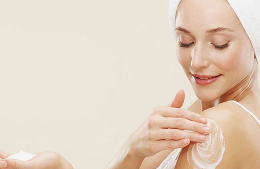Dưỡng da body vào mùa đông giúp da ẩm mịn, căng bóng