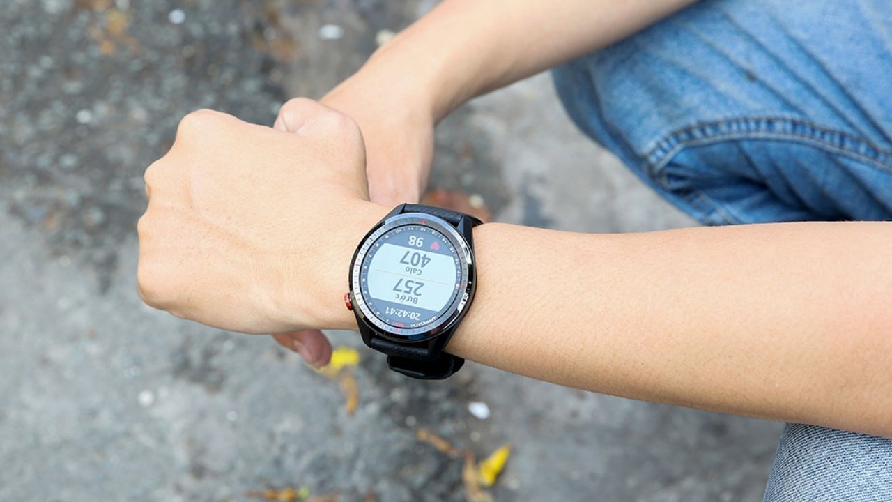 Garmin Approach hỗ trợ sức khoẻ, pin trâu đến 16 ngày, mặt kính cường lực, giá từ 8.29 triệu