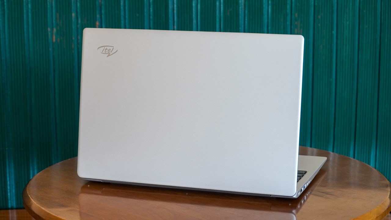 Itel Spirit 2 có ngoại hình đơn giản, thanh lịch đặc trưng của các laptop học tập - văn phòng