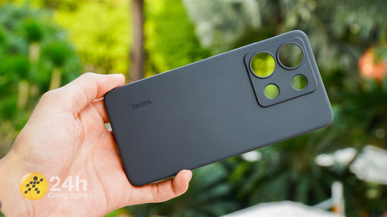 Các bạn có thể dùng ốp lưng màu đen bên trong hộp để hạn chế tình trạng bám mồ hôi, dấu vân tay khó chịu.