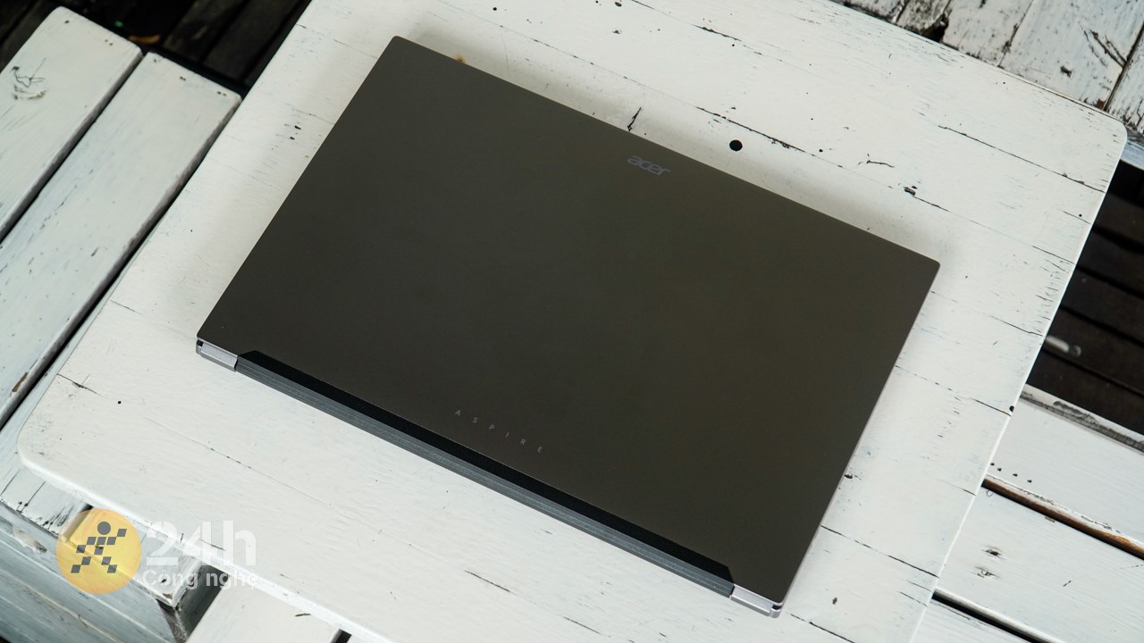 Acer Aspire Lite 15 còn sở hữu thân hình gọn và nhẹ để chúng ta có thể thoải mái mang đi làm/đi học cả ngày.