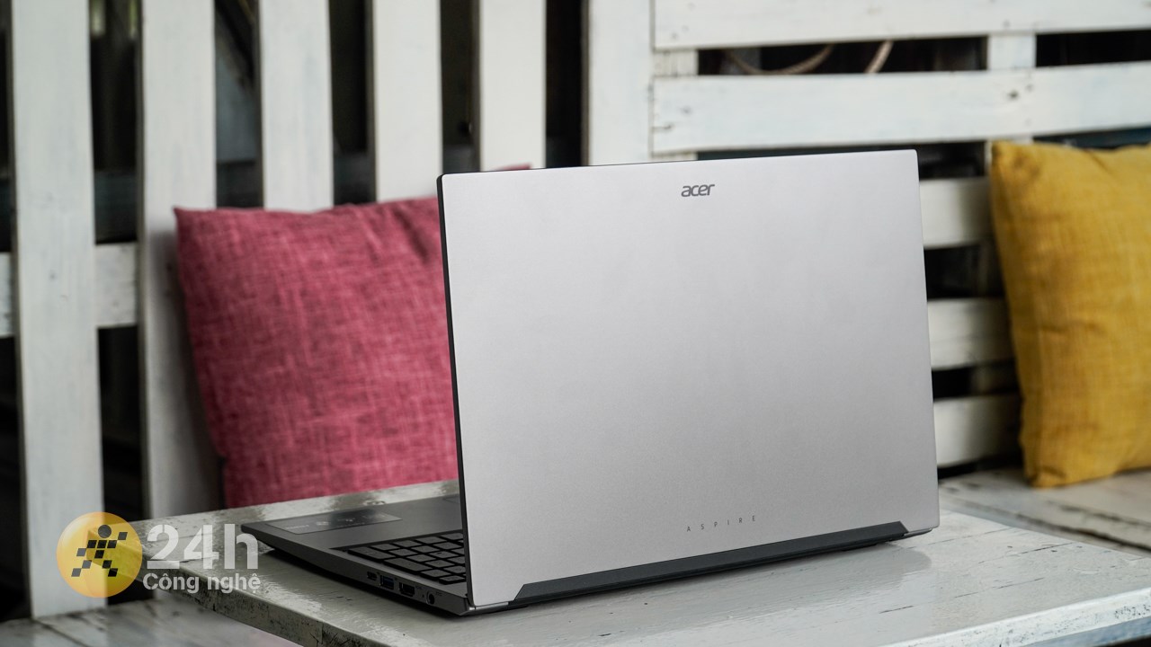 Acer Aspire Lite 15 được hoàn thiện rất chắc chắn.