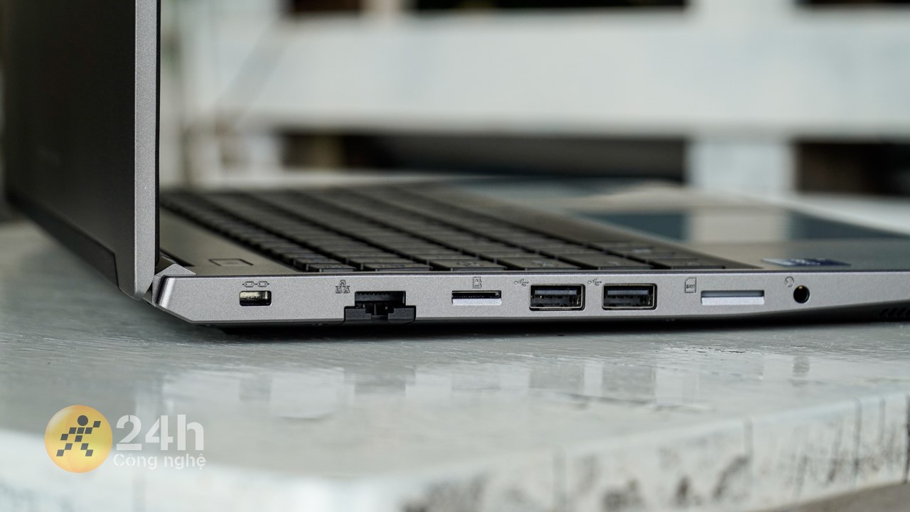 Cạnh trái của Acer Aspire Lite 15.