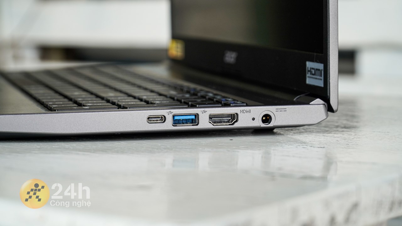 Cạnh phải của Acer Aspire Lite 15.