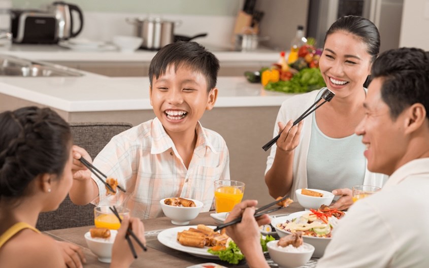 Tạo không khí vui vẻ trong bữa ăn cho bé Tạo không khí vui vẻ trong bữa ăn cho bé