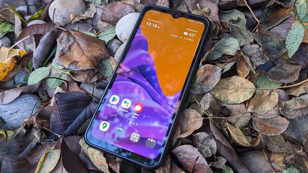 Thiết bị có thể được nâng cấp từ tấm nền IPS lên thành AMOLED (ảnh minh họa: Galaxy XCover 6 Pro), Nguồn: PCMag.