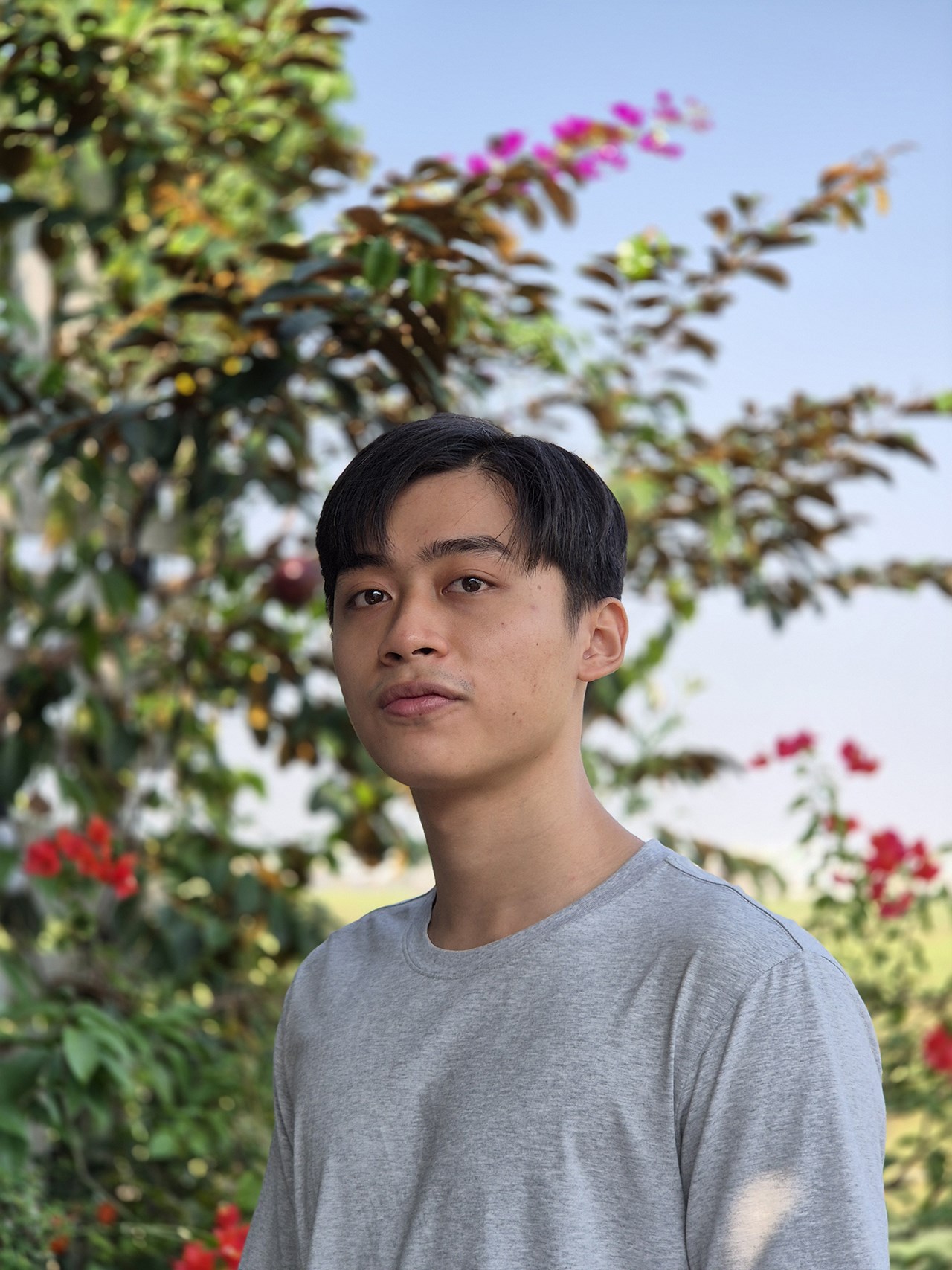 Camera tele tách biệt chủ thể hẳn khỏi mặt cảnh đằng sau và mặt được trang điểm nhẹ.