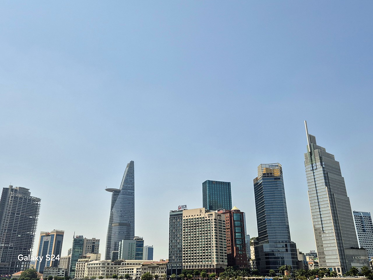 Ảnh chụp chế độ mặc định của Galaxy S24 cho chi tiết tốt, góc chụp rộng rãi.