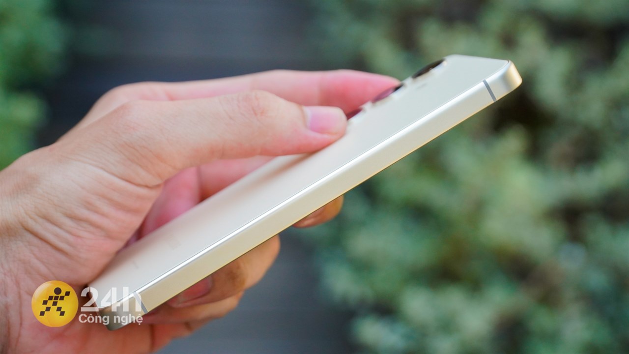 Galaxy S24 còn được làm bo cong nhẹ nhàng hơn trước để cho trải nghiệm cầm nắm thoải mái hơn rất nhiều.