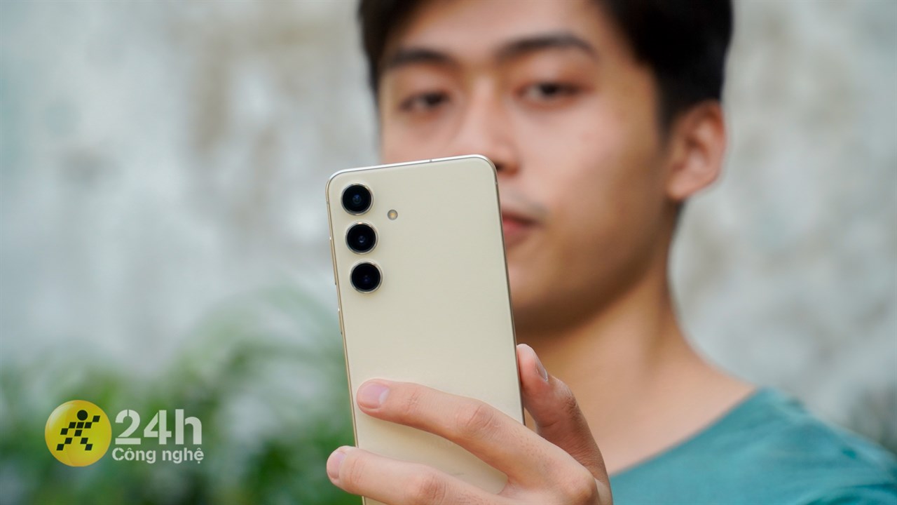 Galaxy S24 vẫn cho trải nghiệm cầm nắm rất thoải mái.