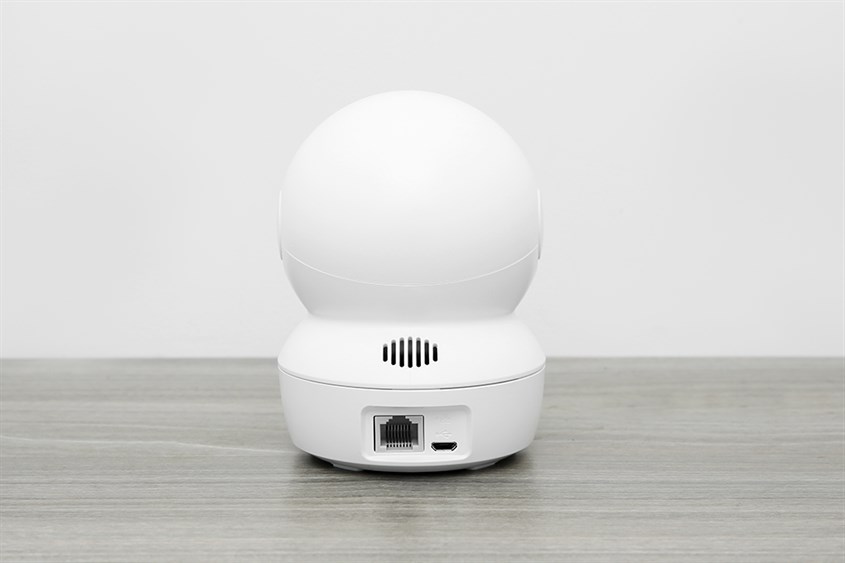 Camera được t&iacute;ch hợp loa v&agrave; mic thoại gi&uacute;p kết nối 2 chiều