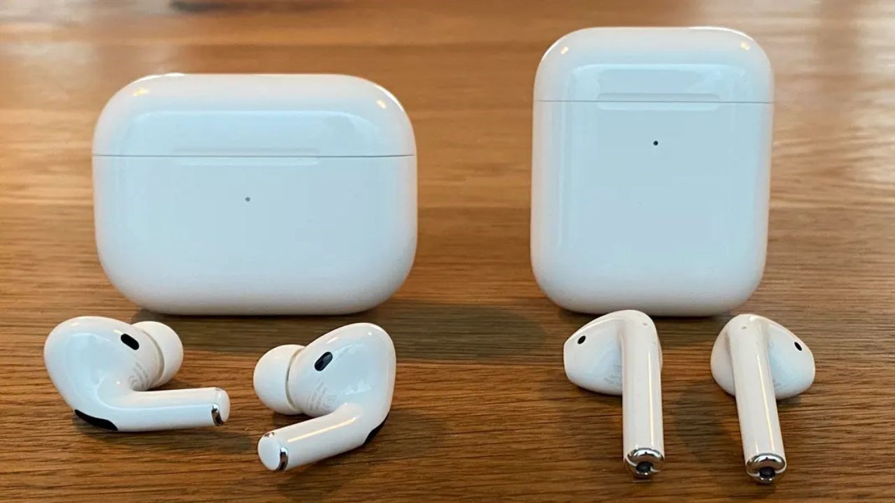 So sánh thiết kế của Airpod Pro (trái) và Airpod 2 (phải)