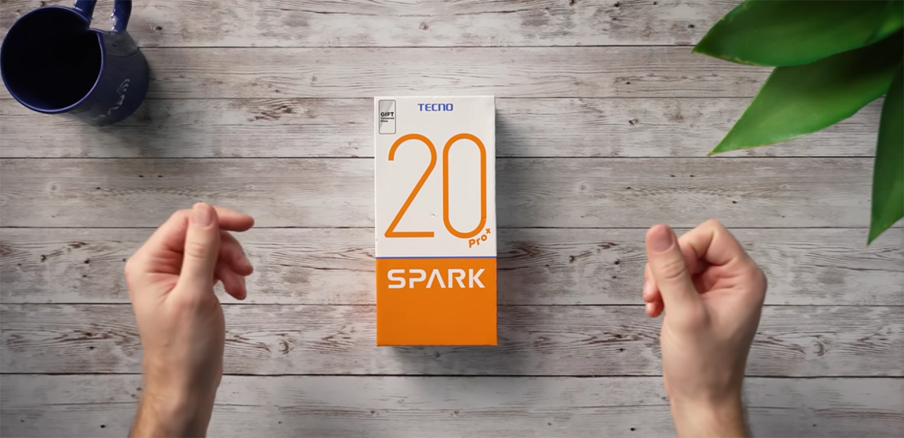 Hộp đựng của Tecno Spark 20 Pro+ được thiết kế rất quen thuộc. Nguồn: The Tech Chap.
