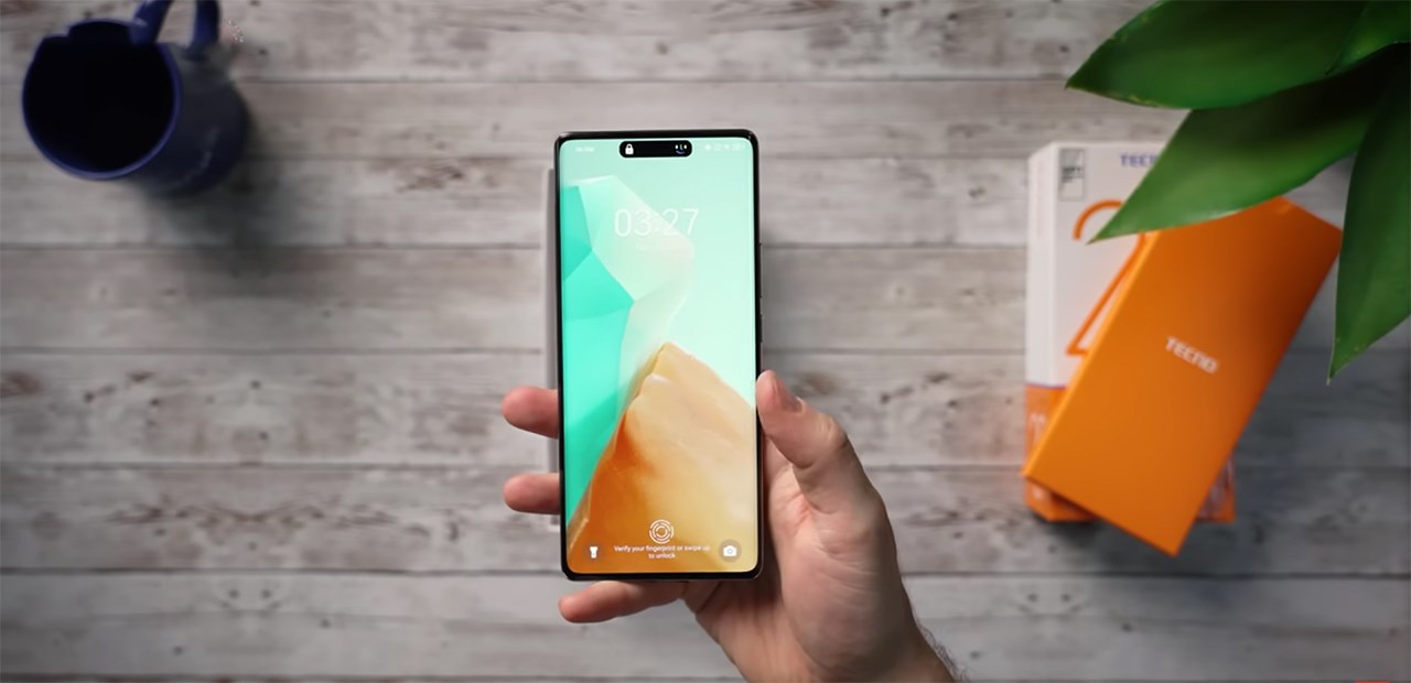 Bên trong hộp đựng Tecno Spark 20 Pro+ chứa chiếc điện thoại. Nguồn: The Tech Chap.