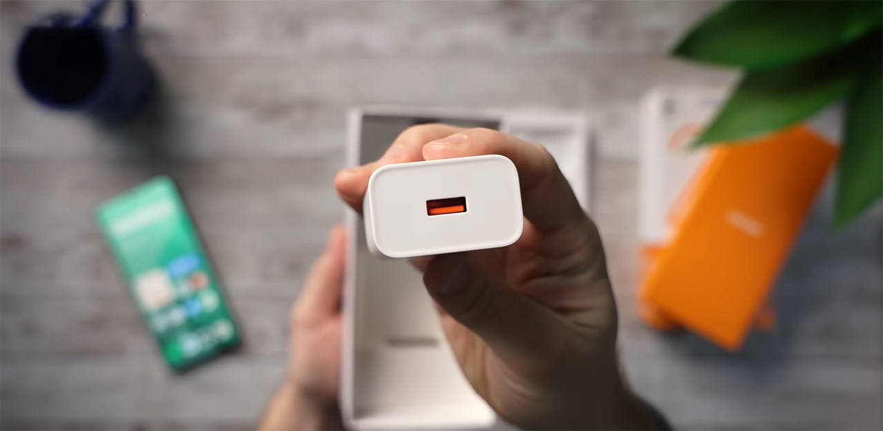 Bên trong hộp đựng còn chứa cục sạc nhanh. Nguồn: The Tech Chap.