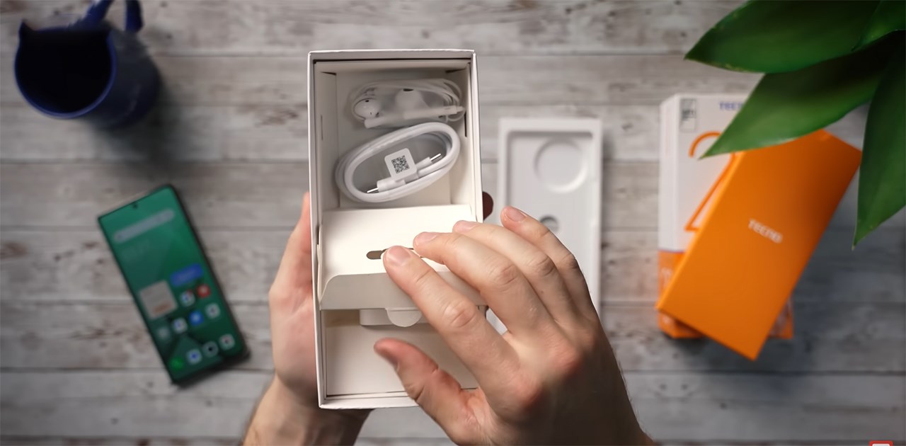 Đặc biệt bên trong hộp đựng chứa tai nghe dây. Nguồn: The Tech Chap.