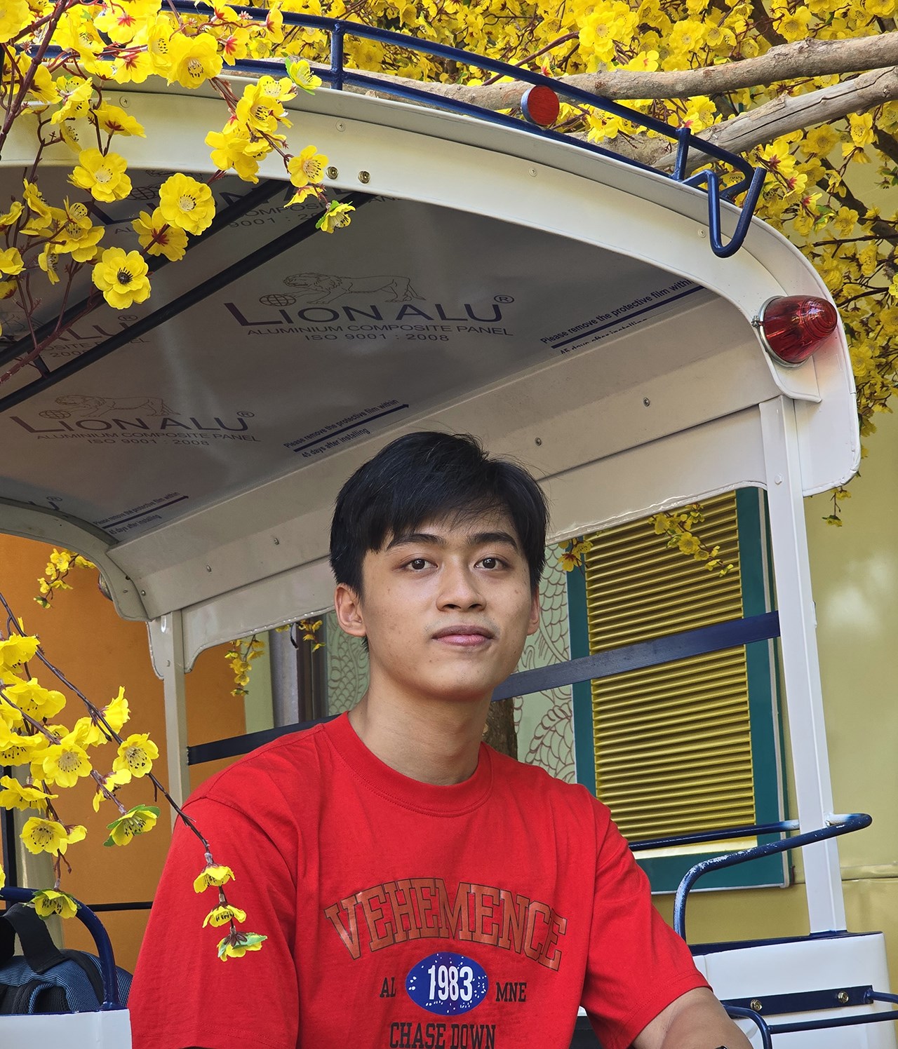 Ảnh chụp người từ ở chế độ tự động cho màu sắc hài hòa và có chút xóa khuyết điểm nhẹ.