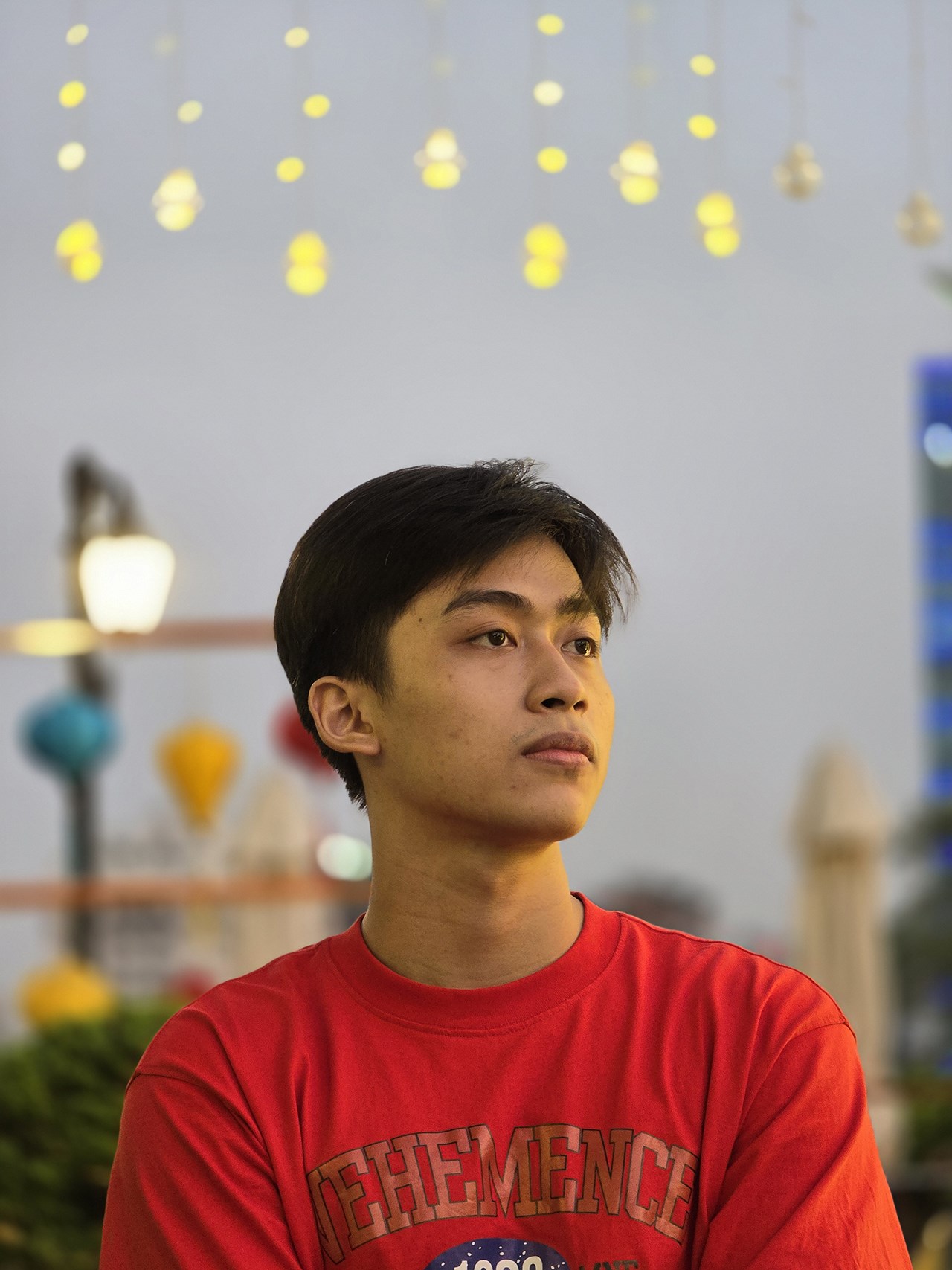 Trong điều kiện thiếu sáng, nhiều ánh đèn nhấp nháy thì bạn có thể tận dụng camera tele 5X để tạo những tấm ảnh chân dung rất nghệ