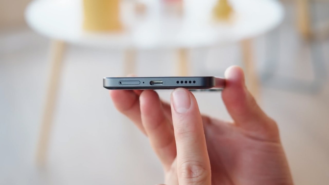 Cạnh dưới của POCO X6 Pro với cổng sạc, buồng loa, mic thoại Cạnh dưới của POCO X6 Pro với cổng sạc, buồng loa, mic thoại