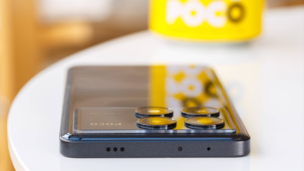 Cạnh trên của POCO X6 Pro với buồng loa Cạnh trên của POCO X6 Pro với buồng loa