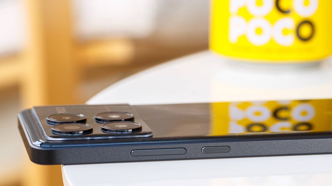 Cạnh phải của POCO X6 Pro với nút nguồn, nút tăng/giảm âm lượng. Nguồn: GSMArena Cạnh phải của POCO X6 Pro với nút nguồn, nút tăng/giảm âm lượng. Nguồn: GSMArena