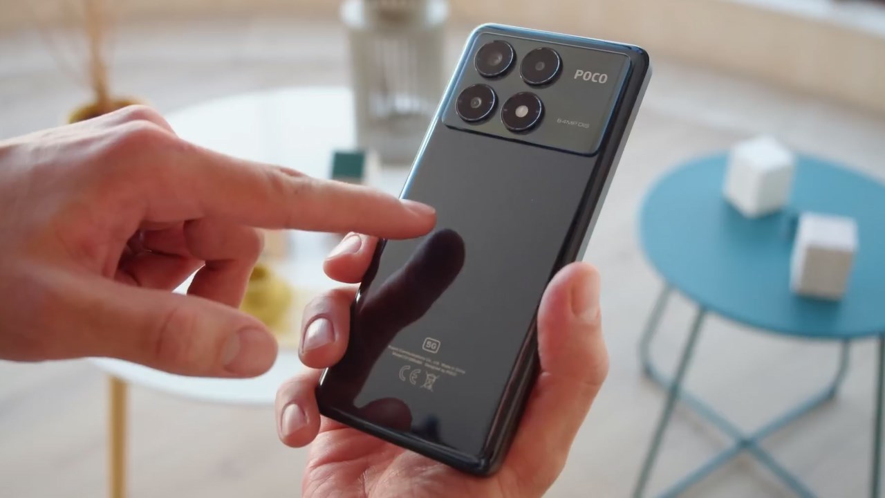 Mặt lưng của POCO X6 Pro được hoàn thiện bóng Mặt lưng của POCO X6 Pro được hoàn thiện bóng