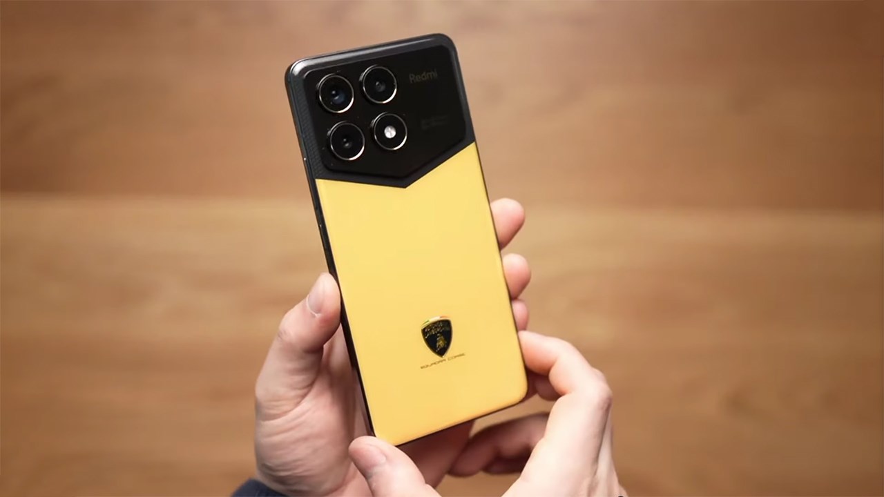 Redmi K70 Pro Lamborghini vẫn mang lại cảm giác cầm nắm rất thoải mái. Nguồn: TECHELLO.