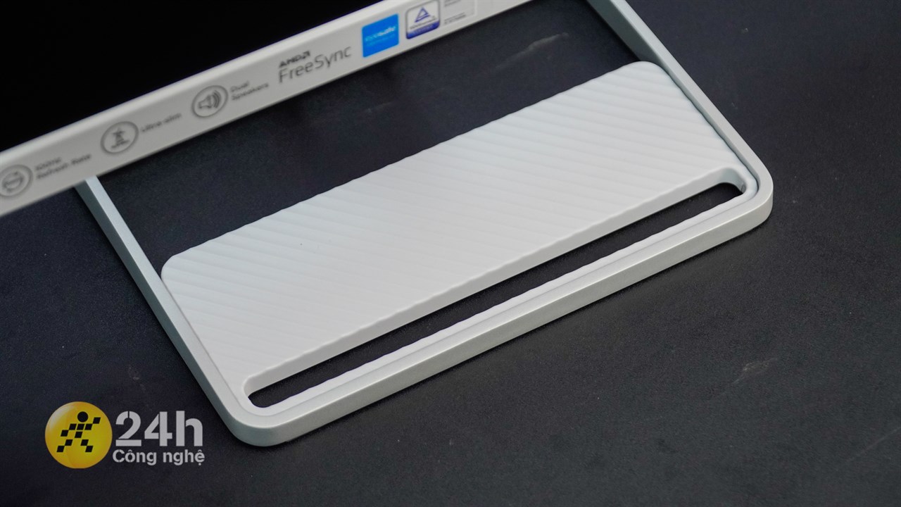 Chân đế của Lenovo L24i-40 được hoàn thiện từ kim loại chắc chắn.