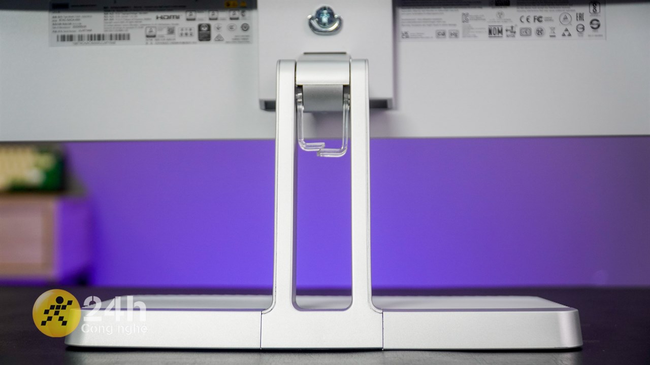 Khá bất ngờ khi chân đế của Lenovo L27e-40 lại được hoàn thiện từ nhựa.