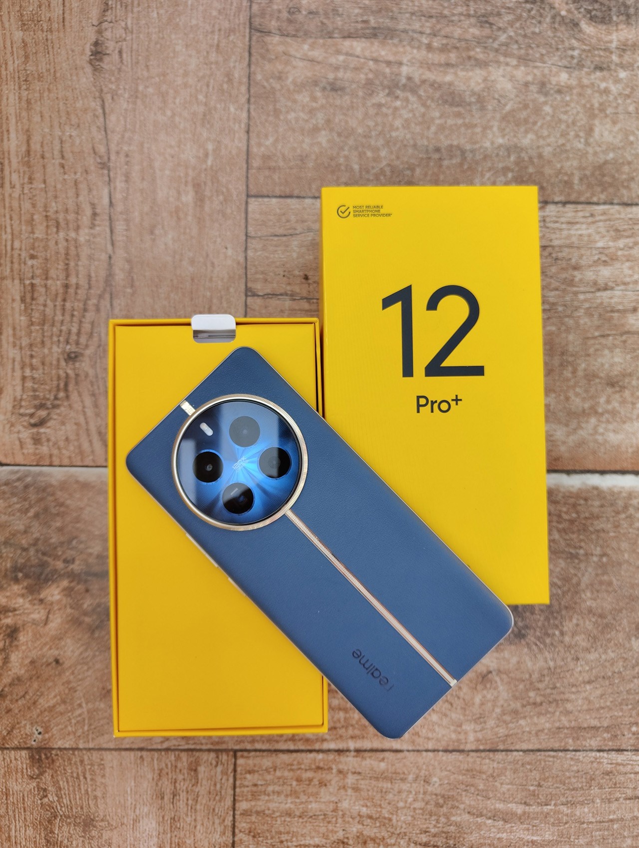 realme 12 Pro Plus có thiết kế mặt sau nổi bật với cụm camera hình tròn realme 12 Pro Plus có thiết kế mặt sau nổi bật với cụm camera hình tròn
