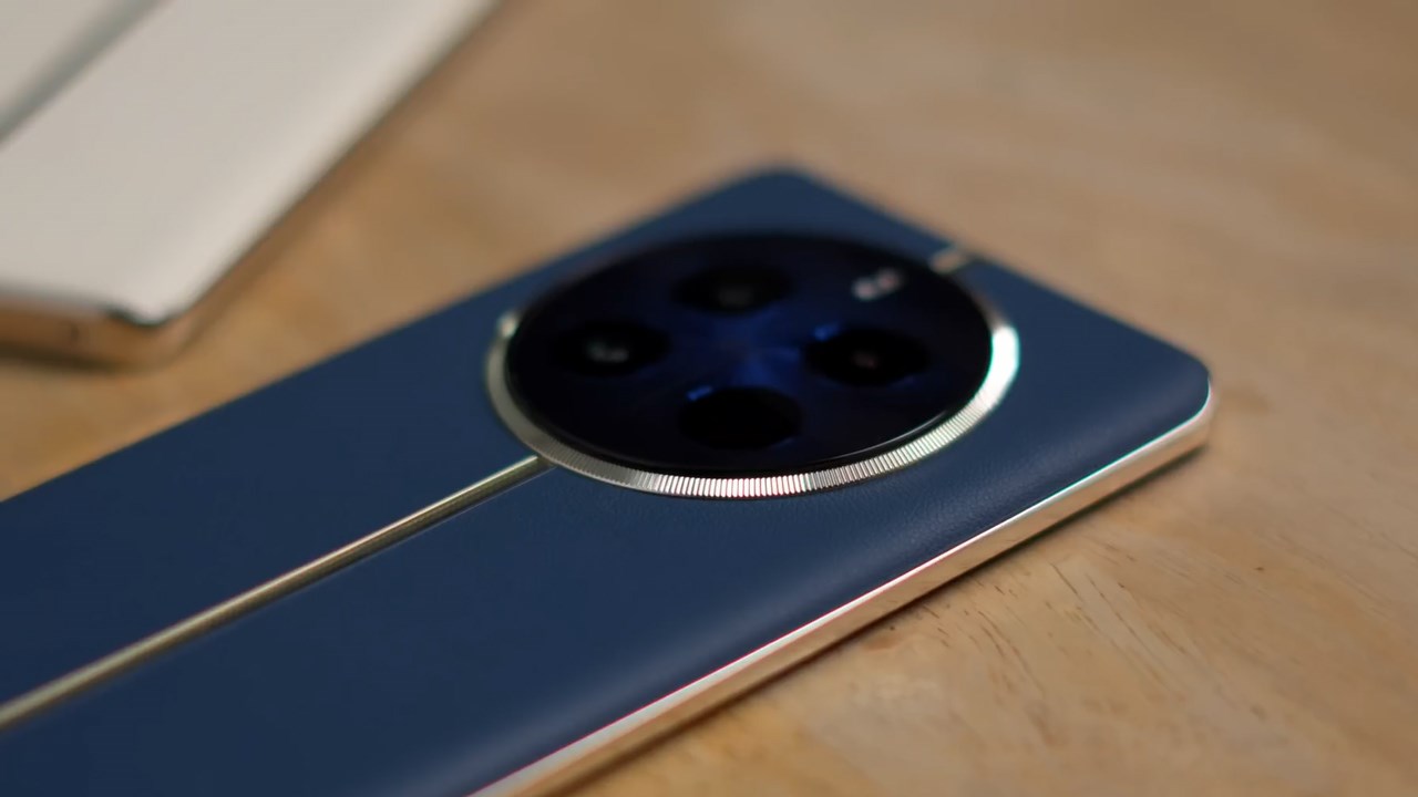 Cạnh viền của realme 12 Pro được bo cong nhẹ giúp cầm nắm thoải mái. Nguồn: Ansh Nakwal