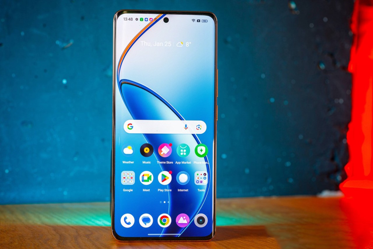 realme 13 Pro+ có thể chuyển sang sử dụng tấm nền AMOLED (ảnh minh họa: realme 12 Pro+). Nguồn: Trakin Tech