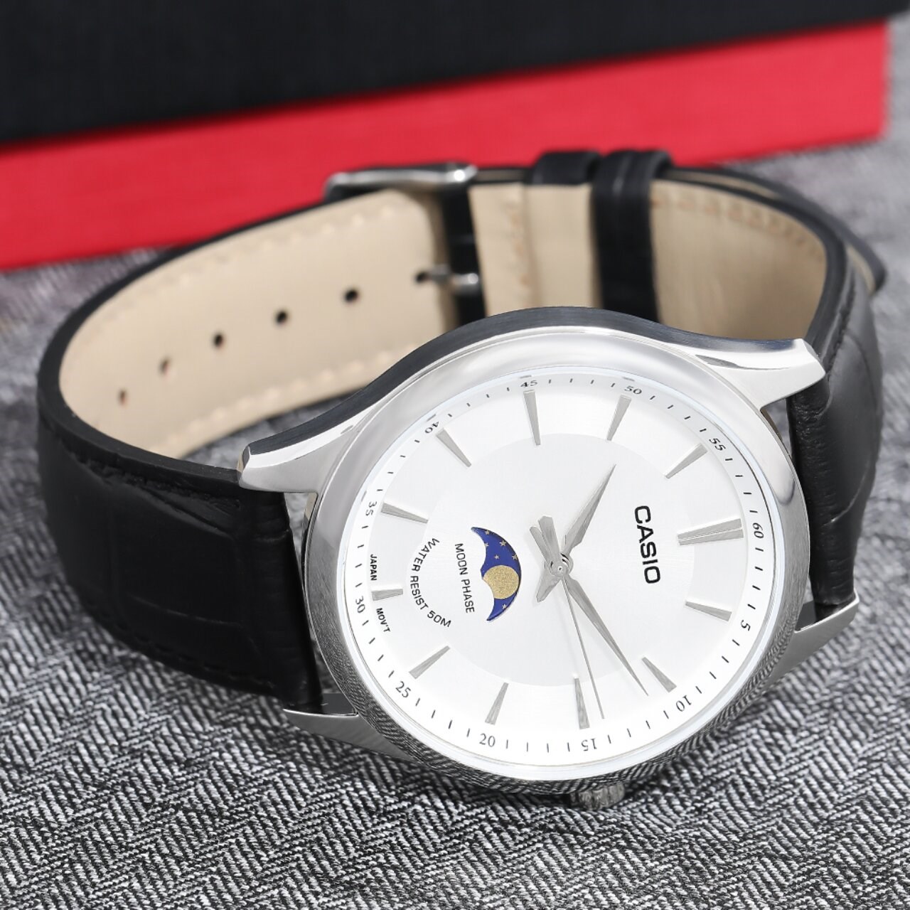 Tính năng lịch tuần trăng là điểm nhấn đặc biệt, cho phép bạn phân biệt thời gian ngày và đêm.