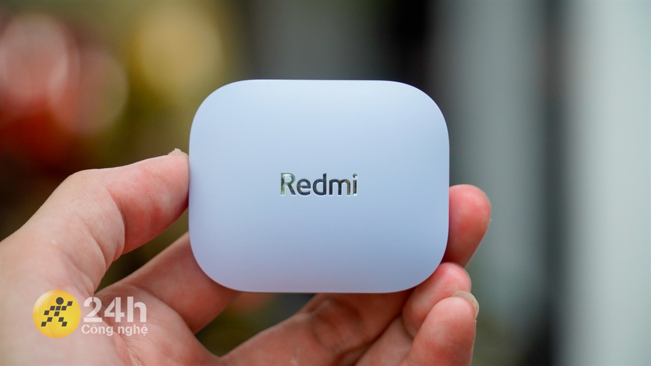 Hộp sạc của Redmi Buds 5 được thiết kế theo dạng hình chữ nhật với phong cách tối giản. Hộp sạc của Redmi Buds 5 được thiết kế theo dạng hình chữ nhật với phong cách tối giản.