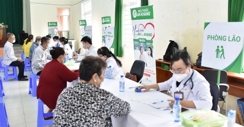 Bà con sẽ được thăm khám bởi các bác sĩ thuộc nhiều chuyên khoa khác nhau, nhờ vậy được chẩn đoán chính xác bệnh tình và điều trị hiệu quả hơn.