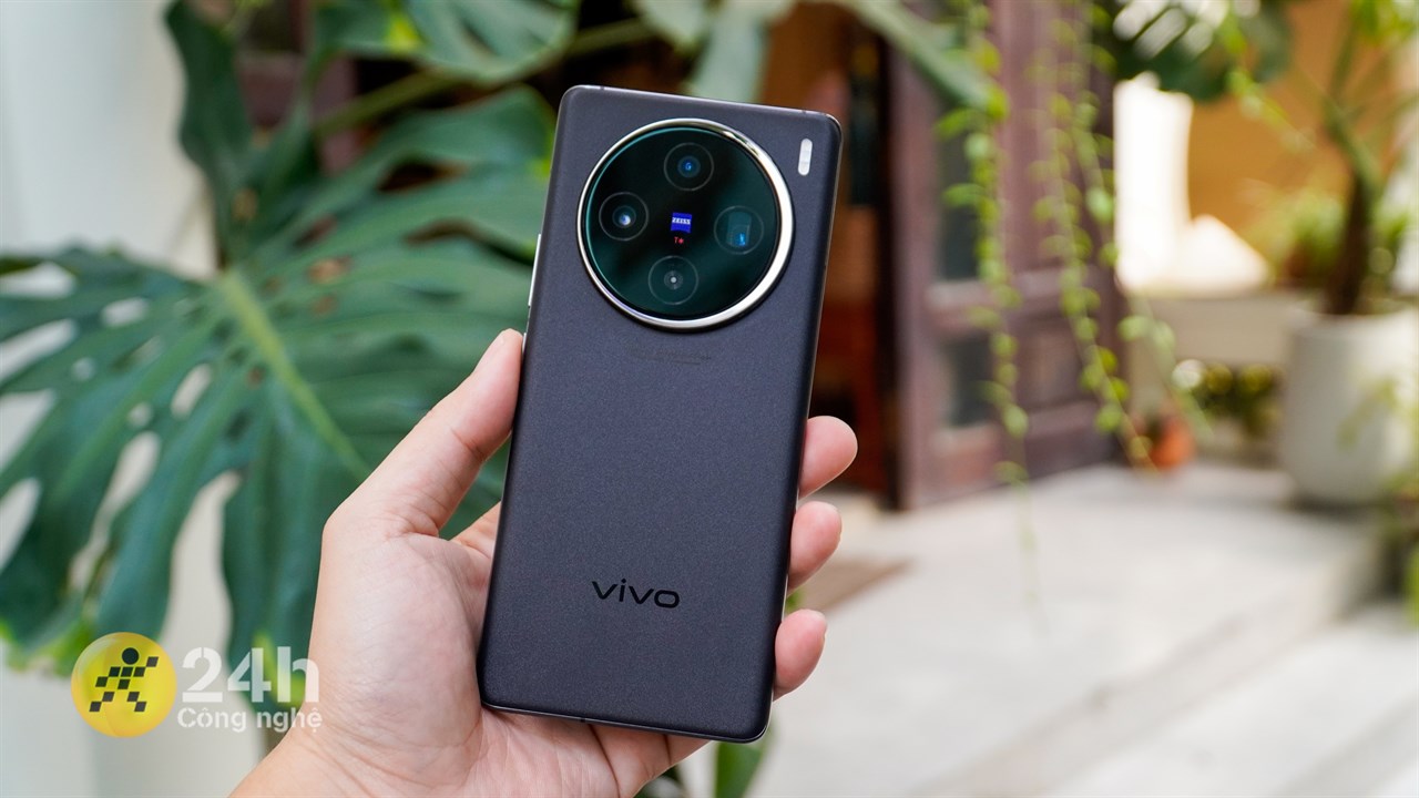 Cảm giác cầm trên tay Vivo X100 rất thoải mái và gọn gàng.