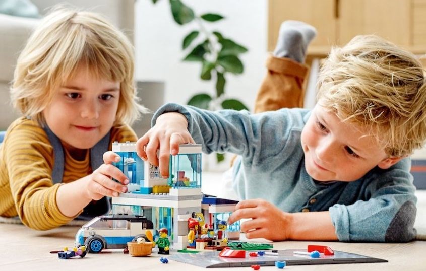 Bé có thể tăng khả năng sáng tạo, tư duy, rèn luyện tính tỉ mỉ, khéo léo khi chơi Lego City