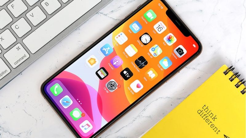 iPhone 11 Pro Max c&oacute; m&agrave;n h&igrave;nh tương đối lớn v&agrave; độ s&aacute;ng cao 1200 nits