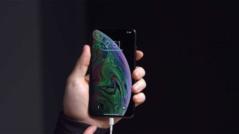 iPhone 11 Pro Max dược hỗ trợ sạc nhanh k&egrave;m củ sạc rời