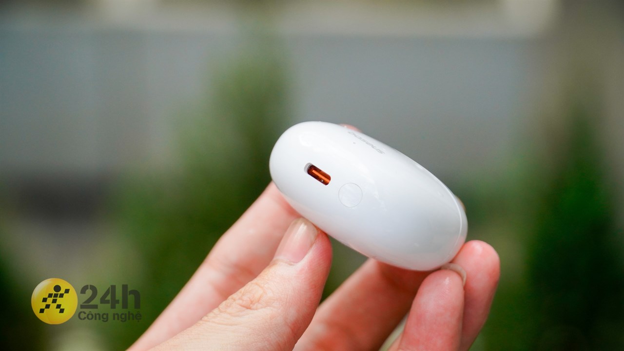 Cạnh đáy Baseus Bowie E13 chứa cổng sạc USB-C.