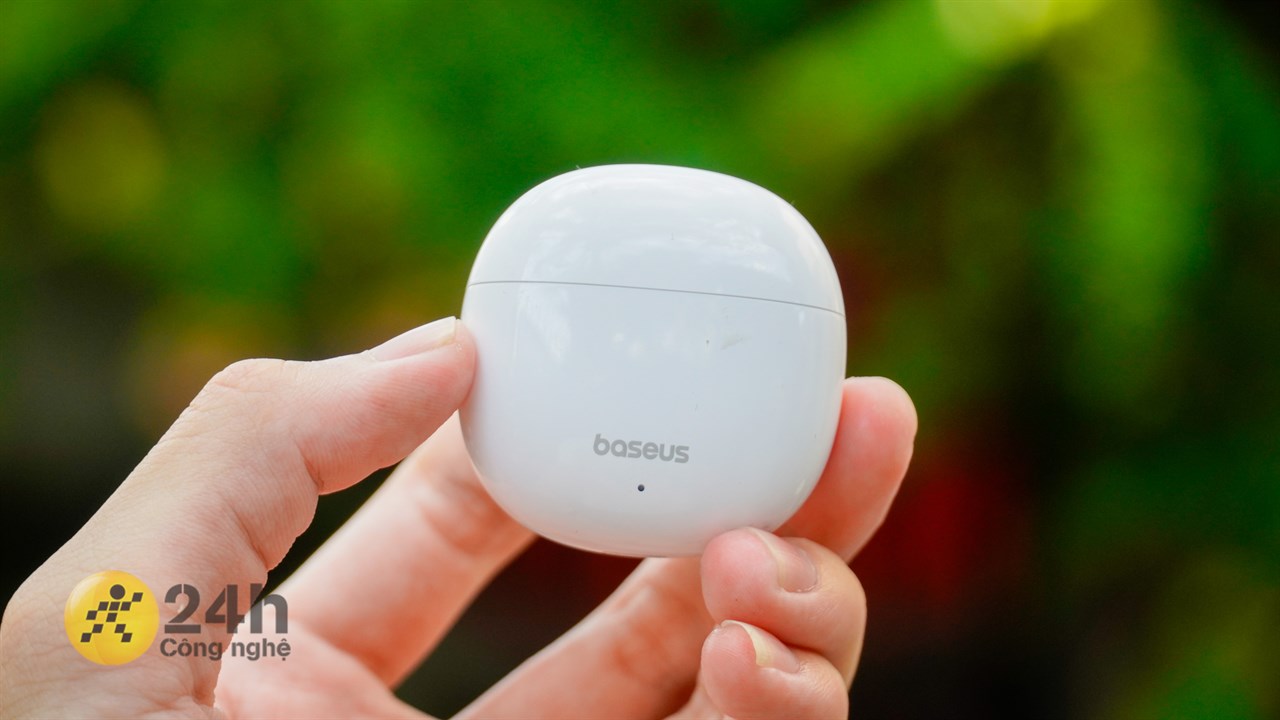 Phàn hộp được thiết kế dạng bóng đẹp mắt và tinh tế nhờ tông màu trắng.